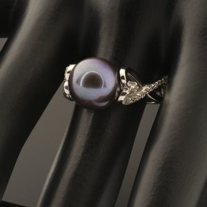 18ct White gold black fresh water pearl & diamond ring