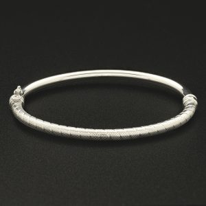 18ct White Gold Patterned Hinge Bangle