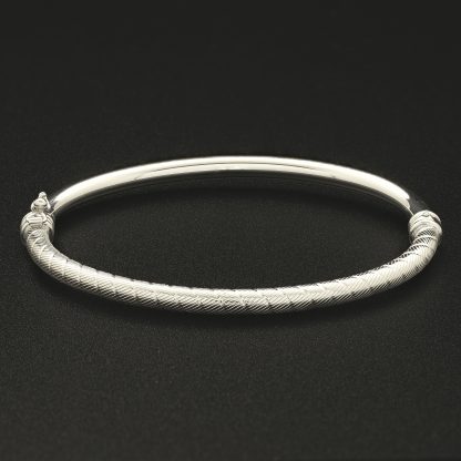 18ct White Gold Patterned Hinge Bangle - Image 3