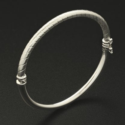 18ct White Gold Patterned Hinge Bangle - Image 4