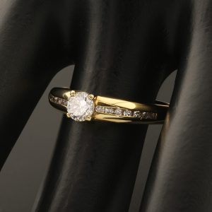 18ct Yellow Gold 0.40ct Round Diamond Solitaire Ring & Diamond Shoulders