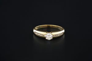 18ct Yellow Gold 0.40ct Round Diamond Solitaire Ring & Diamond Shoulders