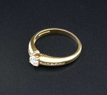 18ct Yellow Gold Round Diamond Solitaire Ring & Diamond Shoulders