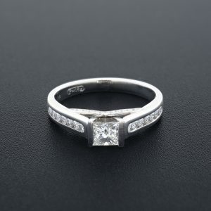 18ct Princess Cut 0.87ct Diamond Ring