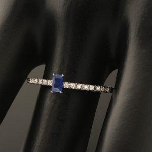 18ct White gold baguette cut sapphire &#038; diamond shoulders
