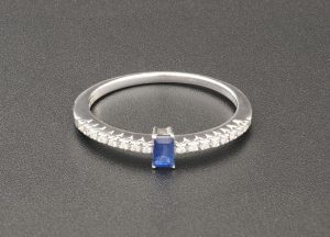 18ct White gold baguette cut sapphire &#038; diamond shoulders