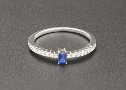 18ct White gold baguette cut sapphire & diamond shoulders