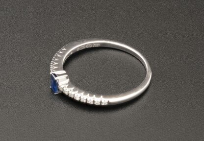 18ct White gold baguette cut sapphire & diamond shoulders