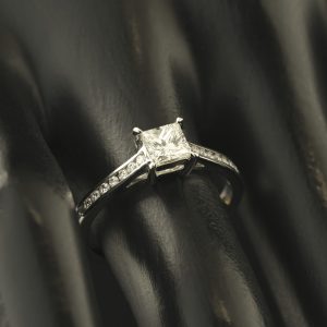 18ct White Gold 0.65ct Canadian Diamond Solitaire Ring Diamond Shoulders