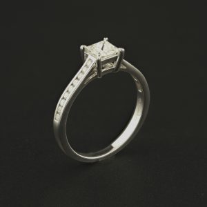 18ct White Gold 0.65ct Canadian Diamond Solitaire Ring Diamond Shoulders