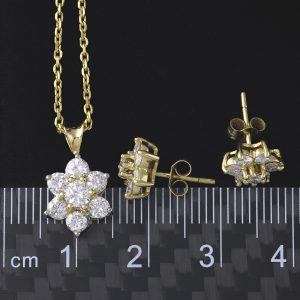 18ct Yellow Gold 1.00ct Diamond Cluster Necklace &#038; Earring Set 19&#8243;